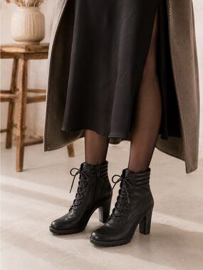 Blondo Womens Black Leather Lace-Up Waterproof Ankle Boots size 10 Block Heel